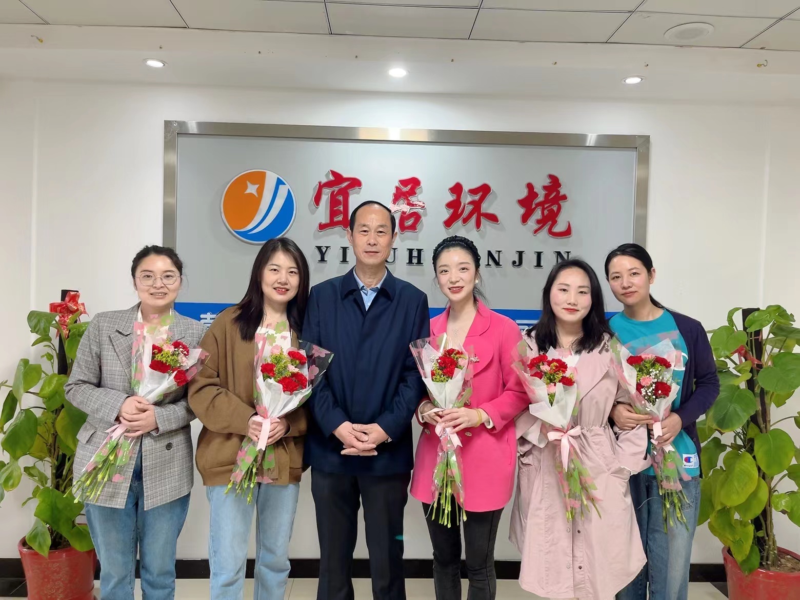 鮮花送巾幗 奮進新征程——湖北宜居環(huán)境管理公司開展“三八婦女節(jié)”獻花觀影活動