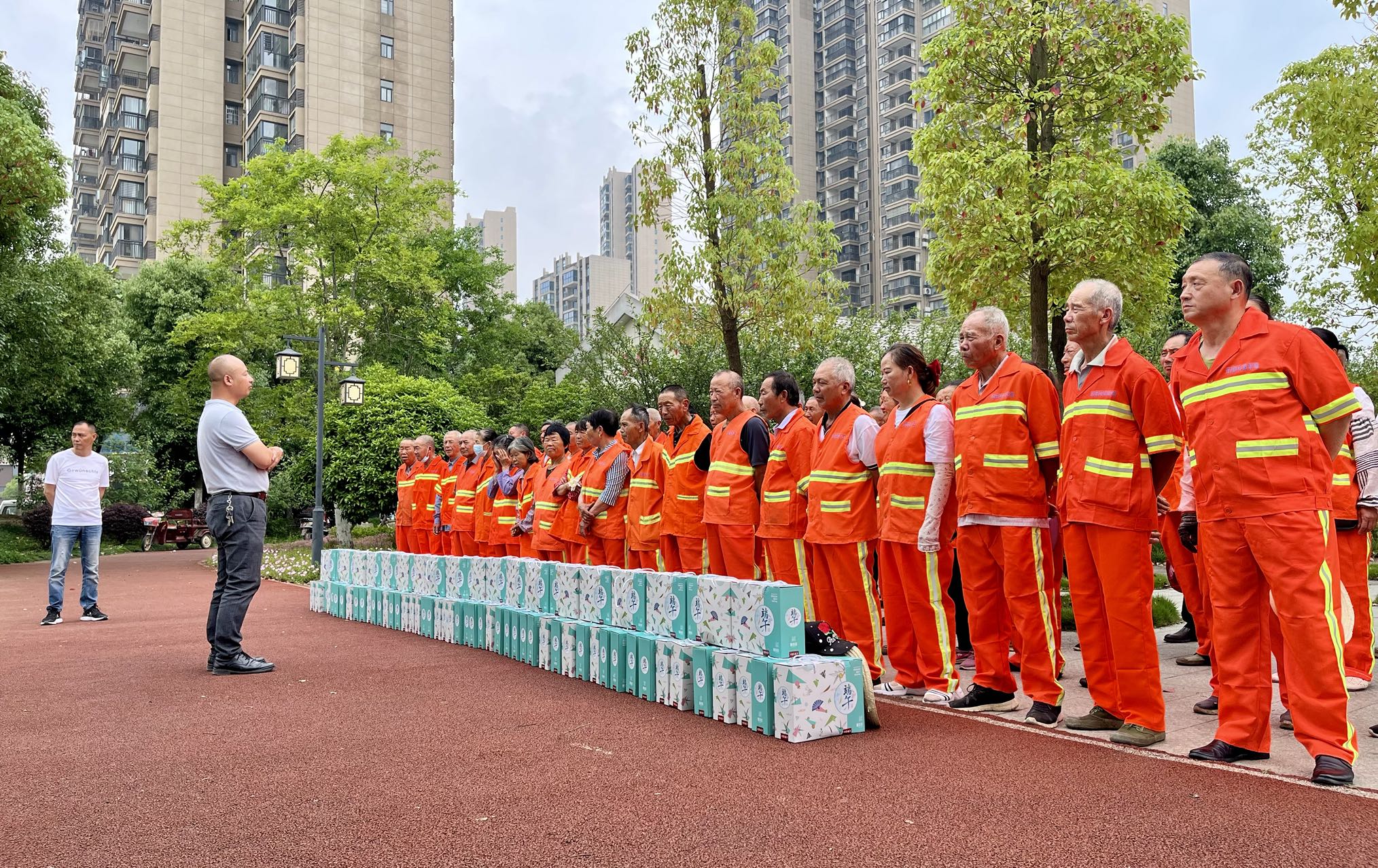 濃情端午 心系一線——湖北宜居環境管理公司開展端午節走訪慰問活動