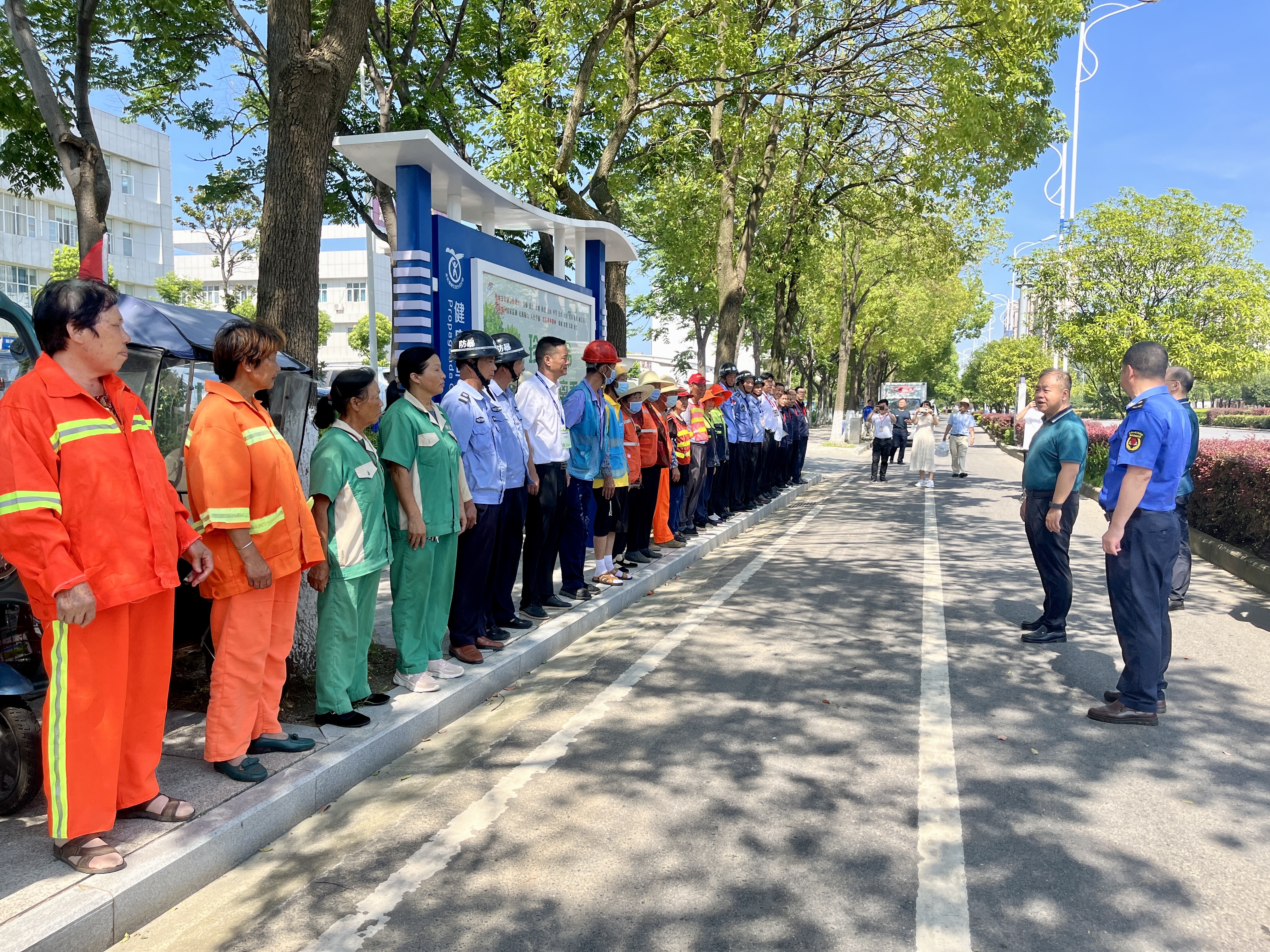 夏日送清涼 天門市城市管理執法局慰問我司一線環衛工人