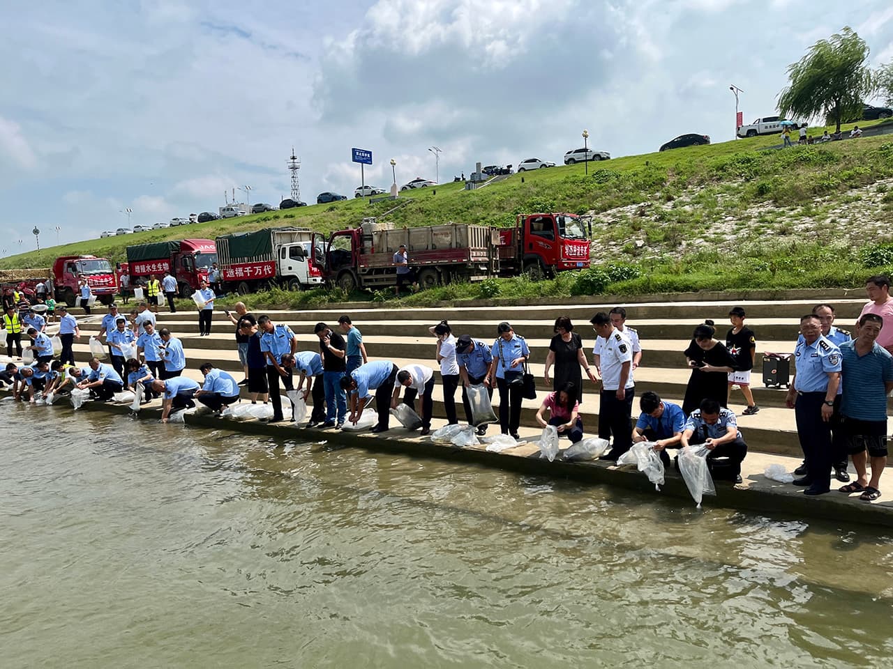 增殖放流護生態 護漁巡航共清波——天門市禁捕護漁隊參加增殖放流活動